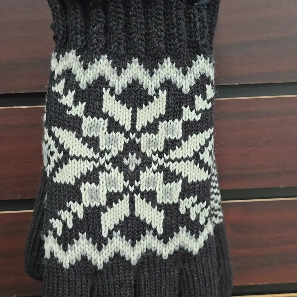 Isotoner | Adult Snowflake Knit Gloves – Black | Sherpasoft Lined  | OSFM